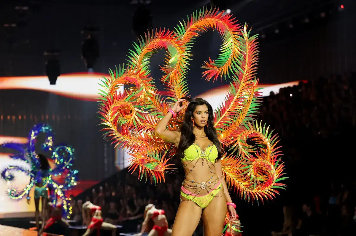 Victoria’s Secret 2026 defilesinden fotoğraflar geldi! 50 milyon dolar değerindeki Fantastik Sütyen'i giyen isme çok şaşıracaksınız! 3